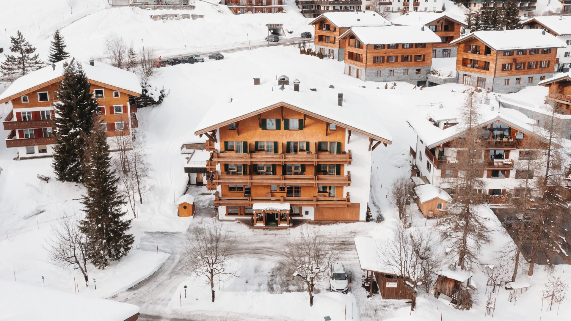 Hotel in Lech am Arlberg mit Ski-in/Ski-out | Hotel Panorama Verschneites Alpendorf mit Holzhäusern und Tannen aus der Vogelperspektive