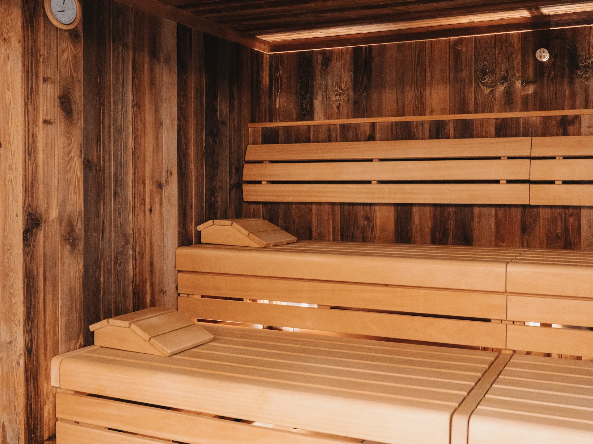 Hotel in Lech am Arlberg mit Ski-in/Ski-out | Hotel Panorama Holzsauna mit mehreren Sitzbänken und einer Uhr an der Wand